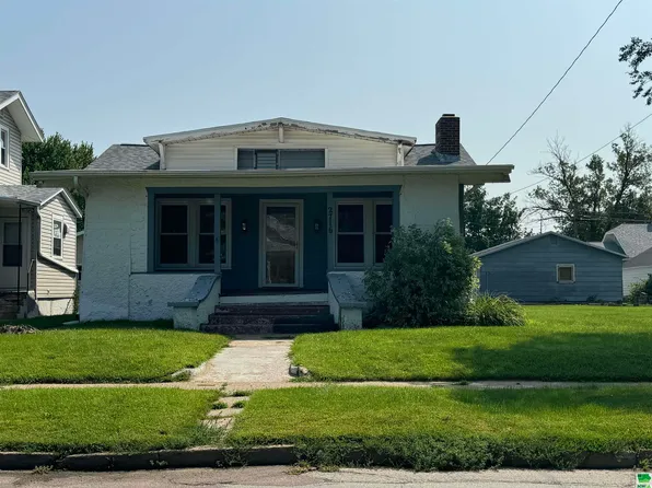 2716 Rebecca St, Sioux City, IA 51103