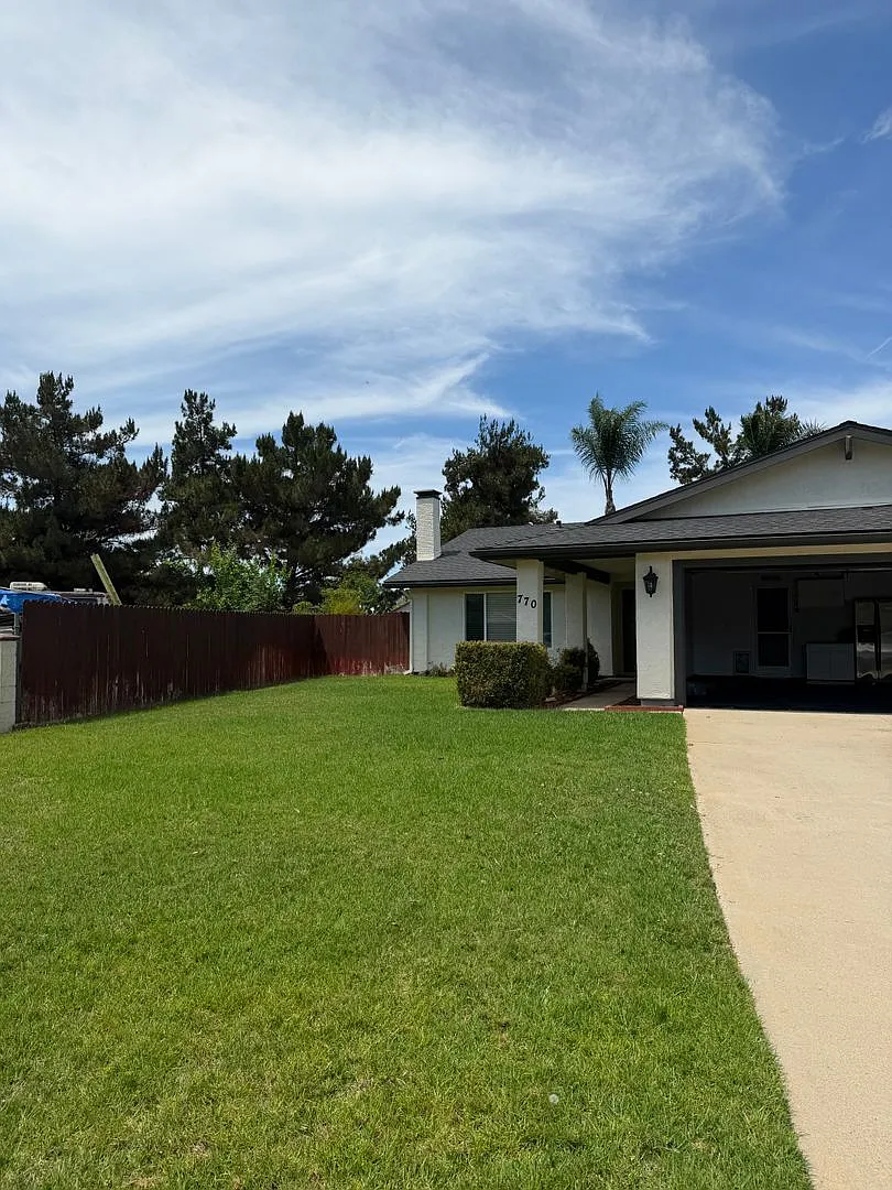3-bed 2 bath home with extra room — Photo 4