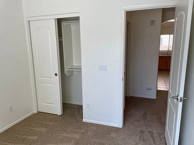 6831 S 33rd Dr — Photo 22