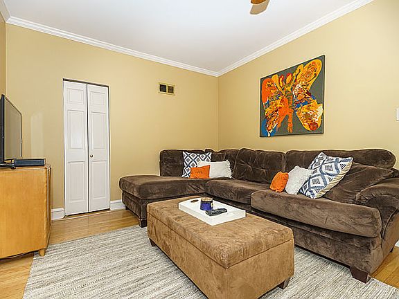 3rd image of 2136 W Morse Ave