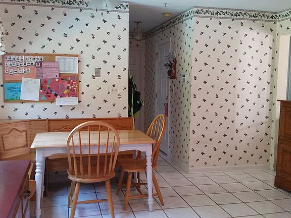 4th image of 210 Barberry Dr