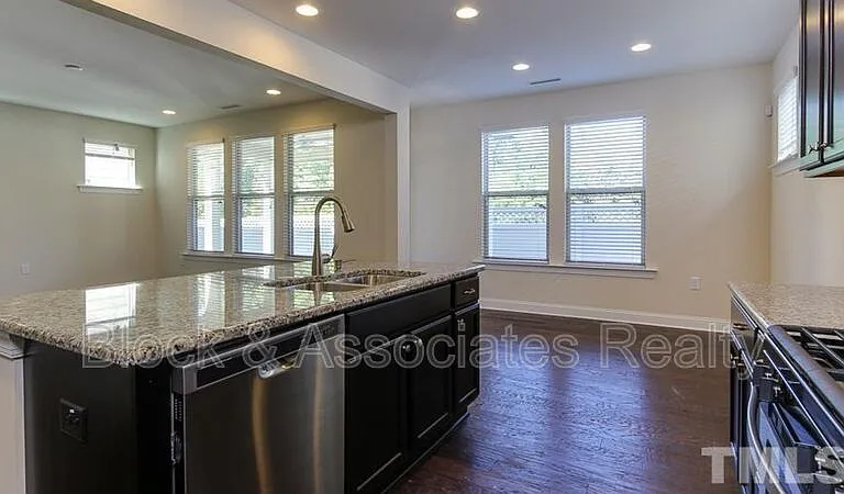 213 Begen St — Photo 5