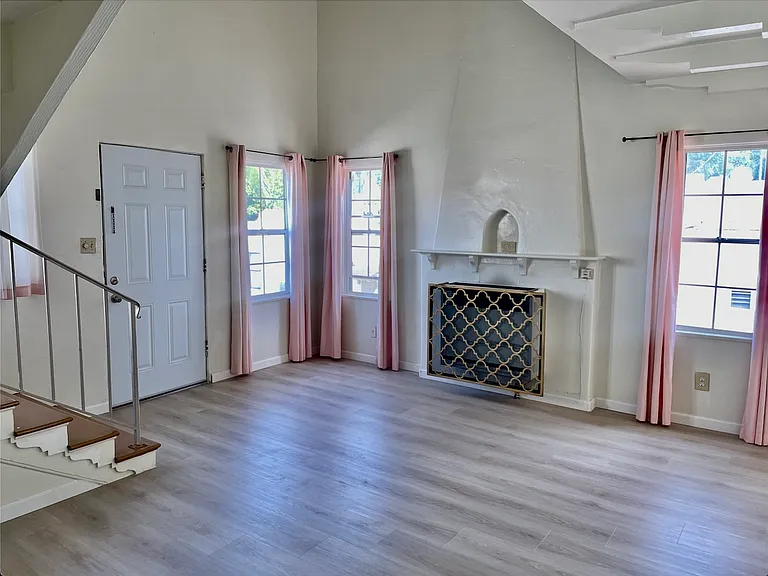 1046 N Crescent Heights Blvd — Photo 4