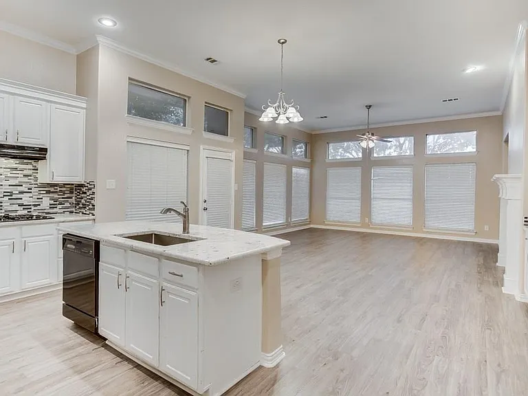 4513 Rock Creek Ln — Photo 10