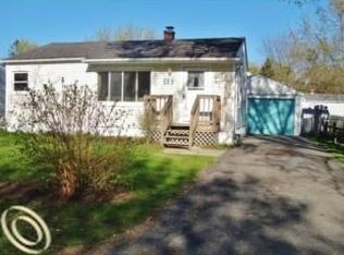 299 Clayburn Blvd, Waterford, MI 48327