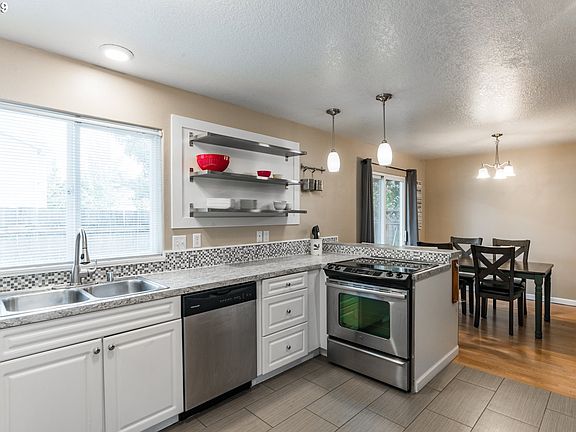 3rd image of 6606 NE 55th St