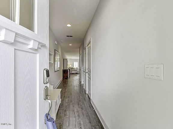 4th image of 690 10th Ave S