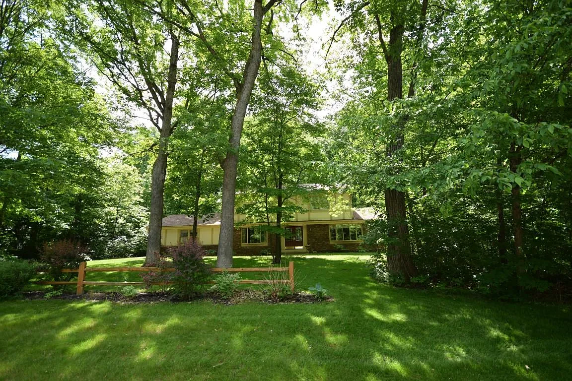 W290N9570 Deer Ln photo 1