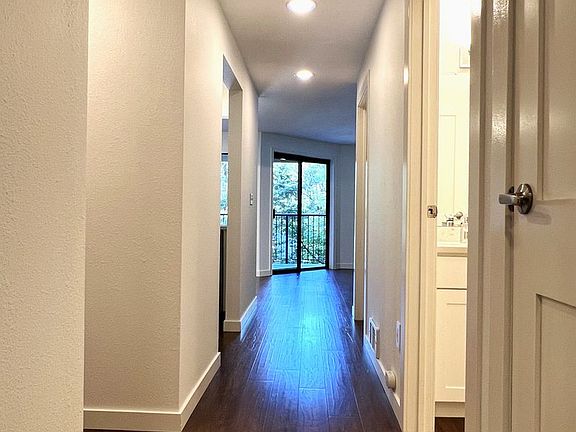 4th image of 12515 NE 116th St APT B31