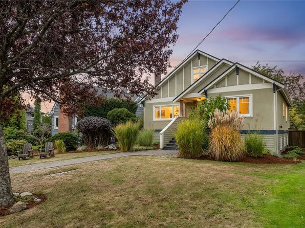 2709 Burdick Ave, Oak Bay, BC V8R 3L8