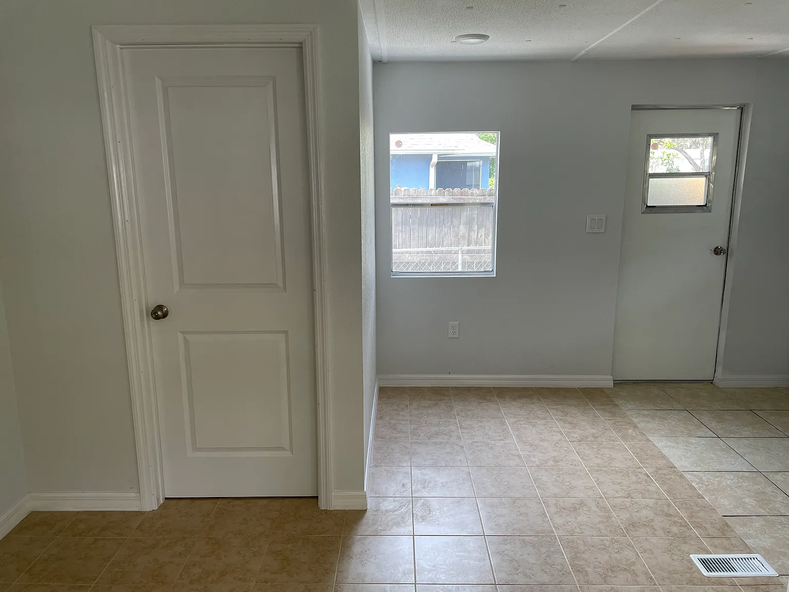 3 bed, 1.5 bath, 864 sqft, $1,500 — Photo 3