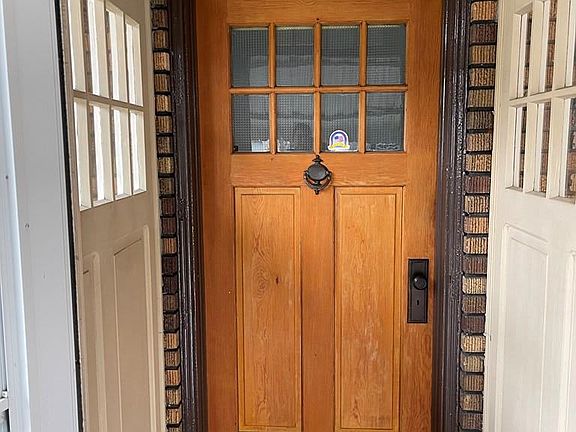 3rd image of 212 Worth St