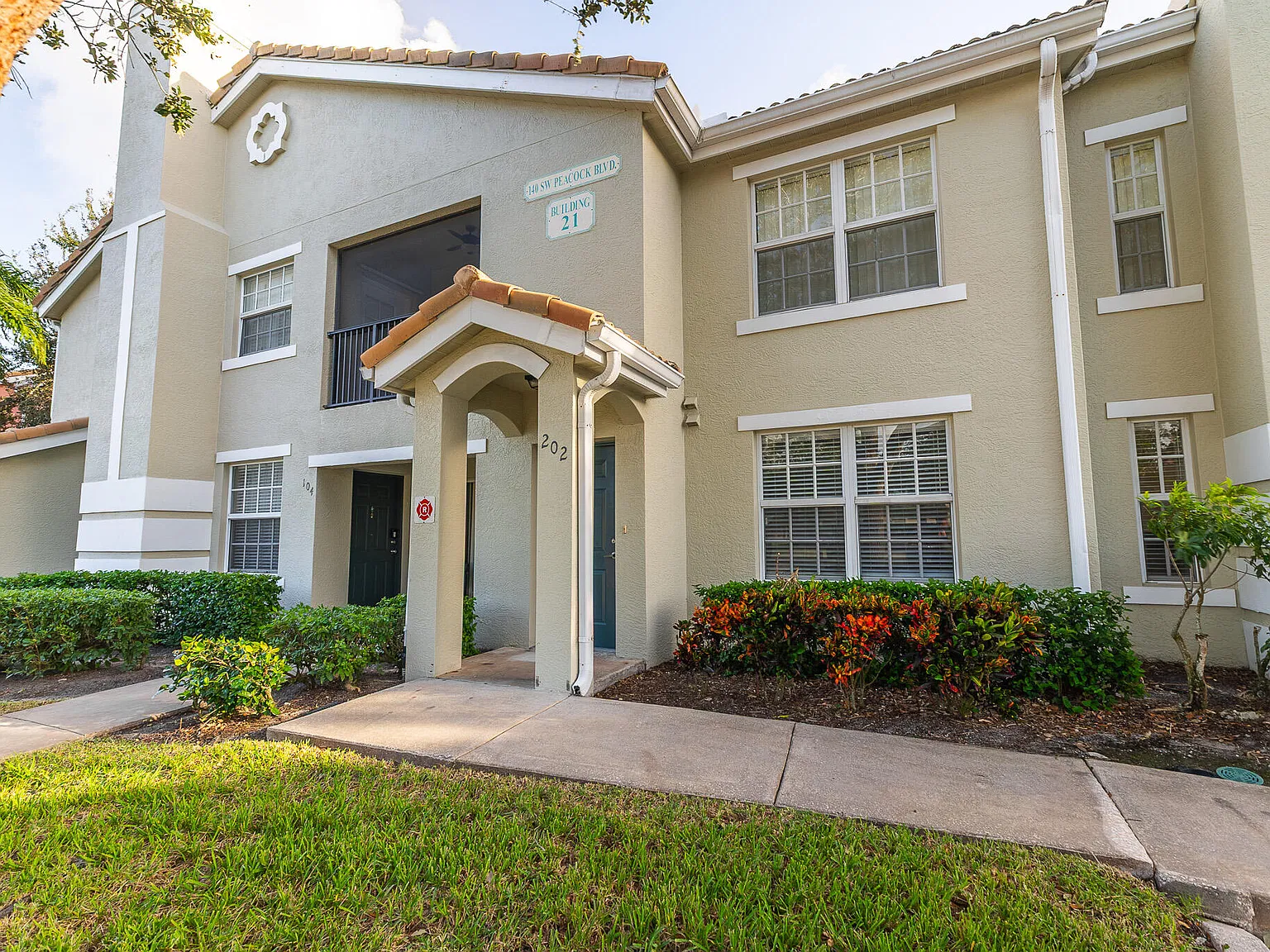 2 bed, 2.0 bath, 1350 sqft, $2,000 — Photo 2