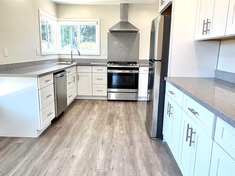 908 Live Oak Dr — Photo 2