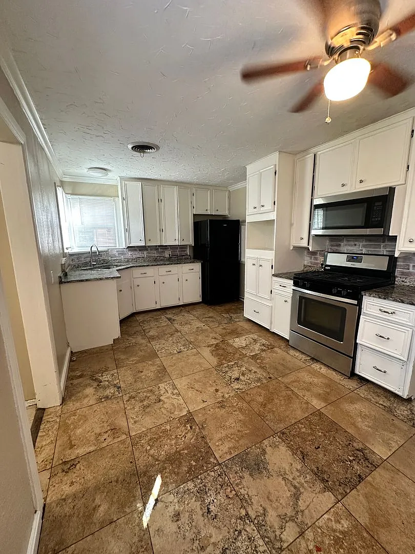 Large 3 bed 1 bath Home! — Photo 4