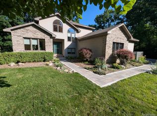 950 Powell Lake Ct, Oxford, MI 48371