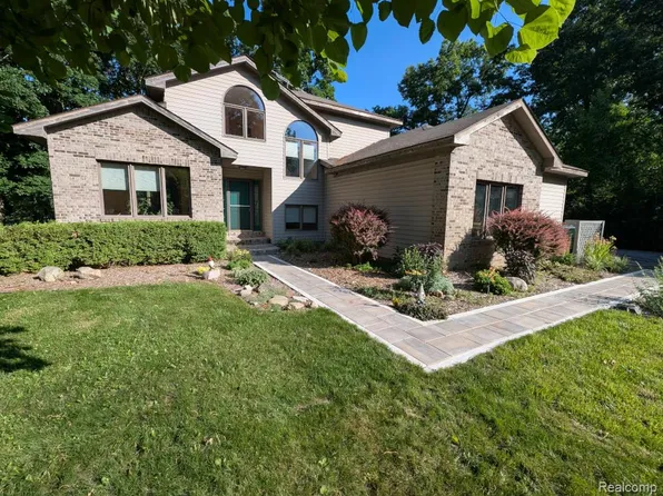 950 Powell Lake Ct, Oxford, MI 48371