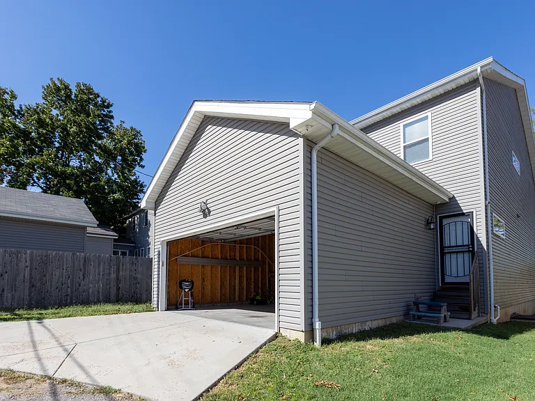 3214 Henrietta St — Photo 58