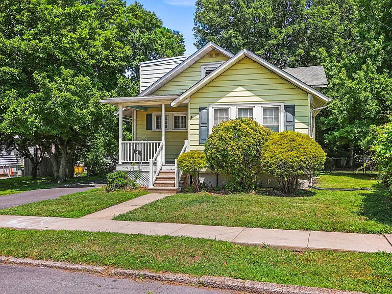 4 Thurston Ave — Photo 32