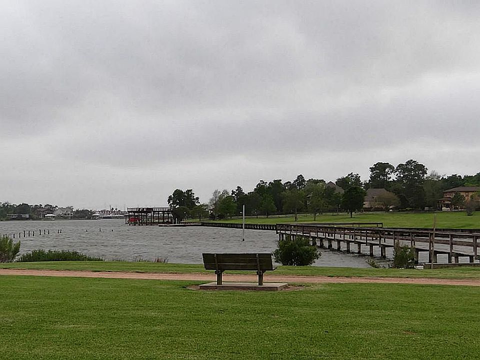 Taylor Lake Village Park 