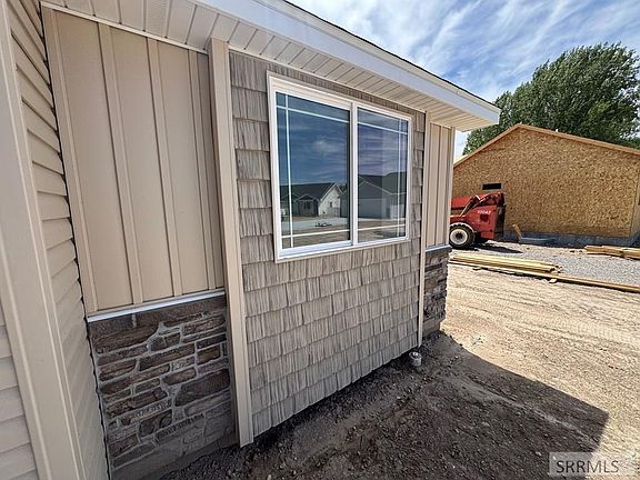 3rd image of 390 Wind River Dr