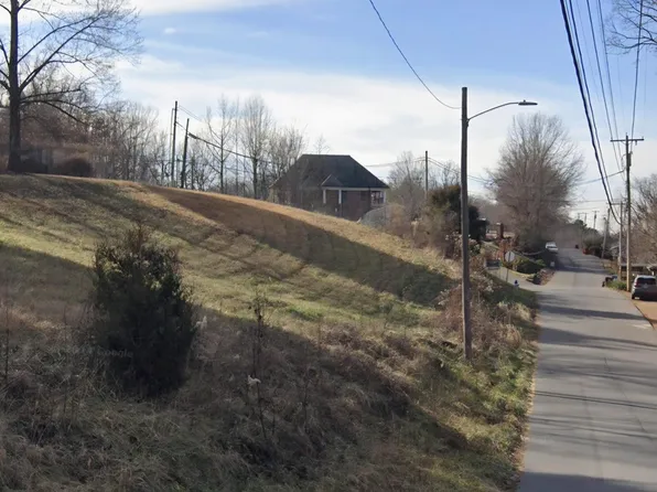 1307 W College Heights Rd, Johnson City, TN 37604