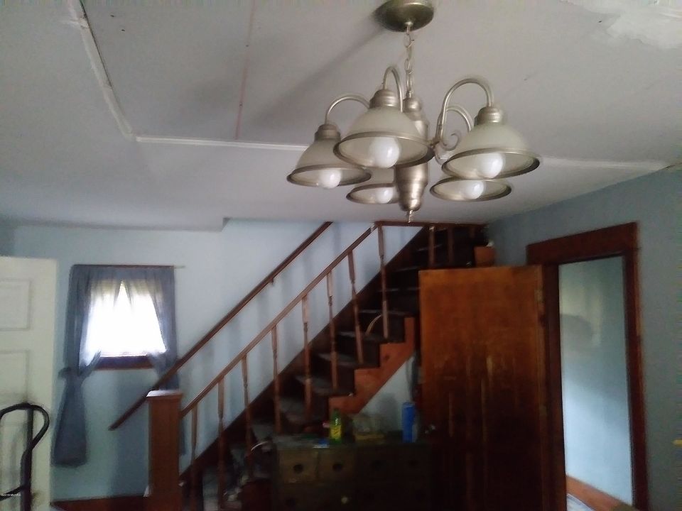 2nd image of 195 Kendall St N