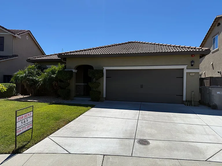 2995 Stable Dr — Photo 1