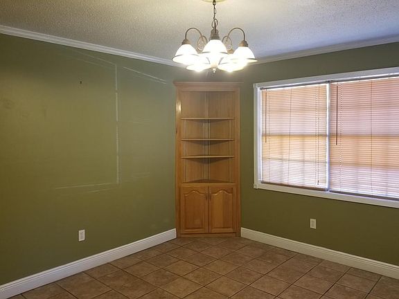 4th image of 10105 Oakwood Park Dr