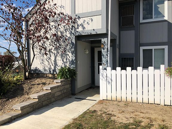 3rd image of 9024 Portage Pointe Dr APT D