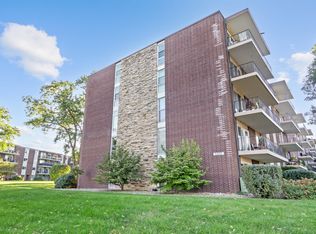 5300 Walnut Ave APT 20A, Downers Grove, IL 60515