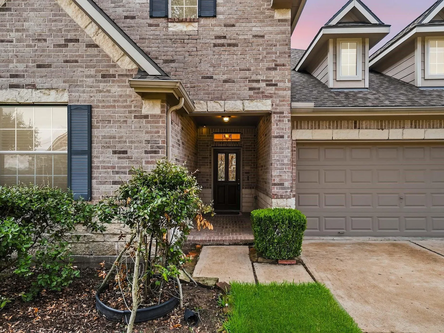 4 bed, 3.0 bath, 2702 sqft, $2,590 — Photo 2