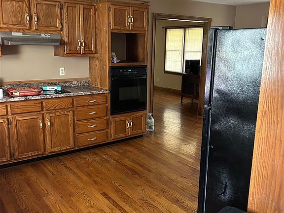 2nd image of 3619 Bowling Green Rd