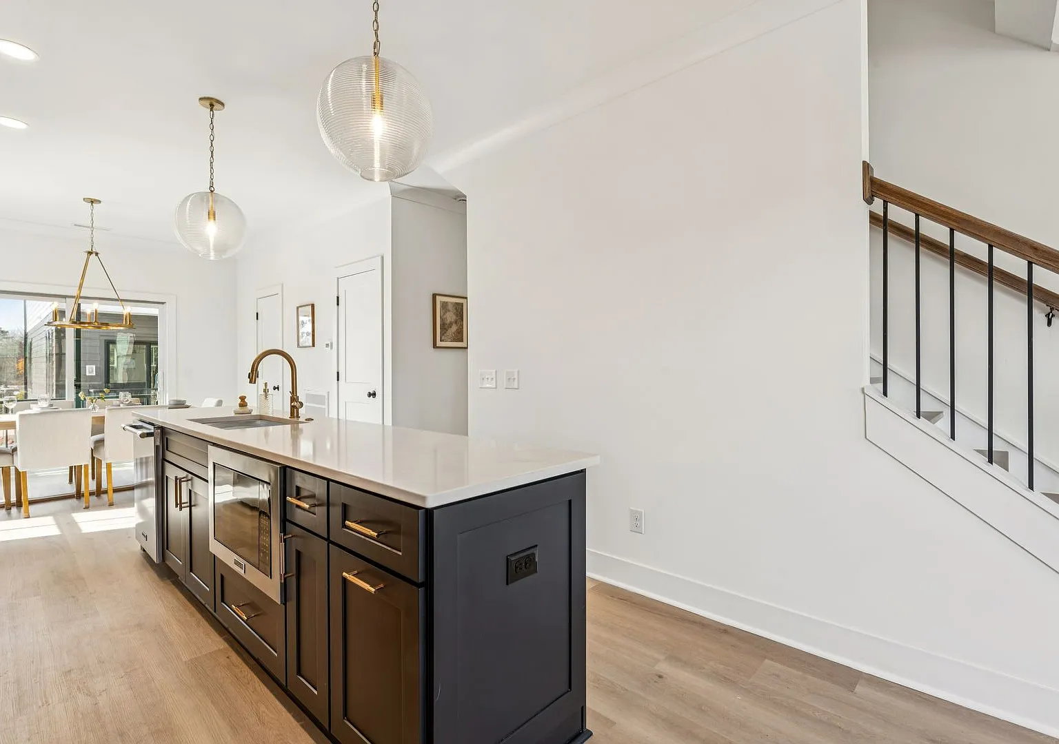 2 BR/2.5BA | Modern Townhome| 2-Car Garage + rooftop terrace — Photo 4