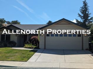 212 Phoenix Hills Dr, Phoenix, OR 97535