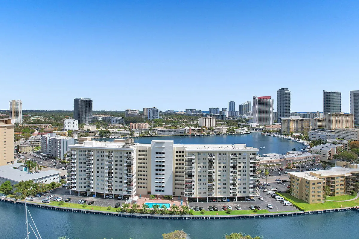 Building Photo - 401 Golden Isles Dr #705