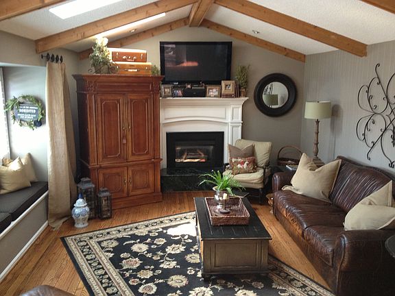 Family room w/ gas fireplace