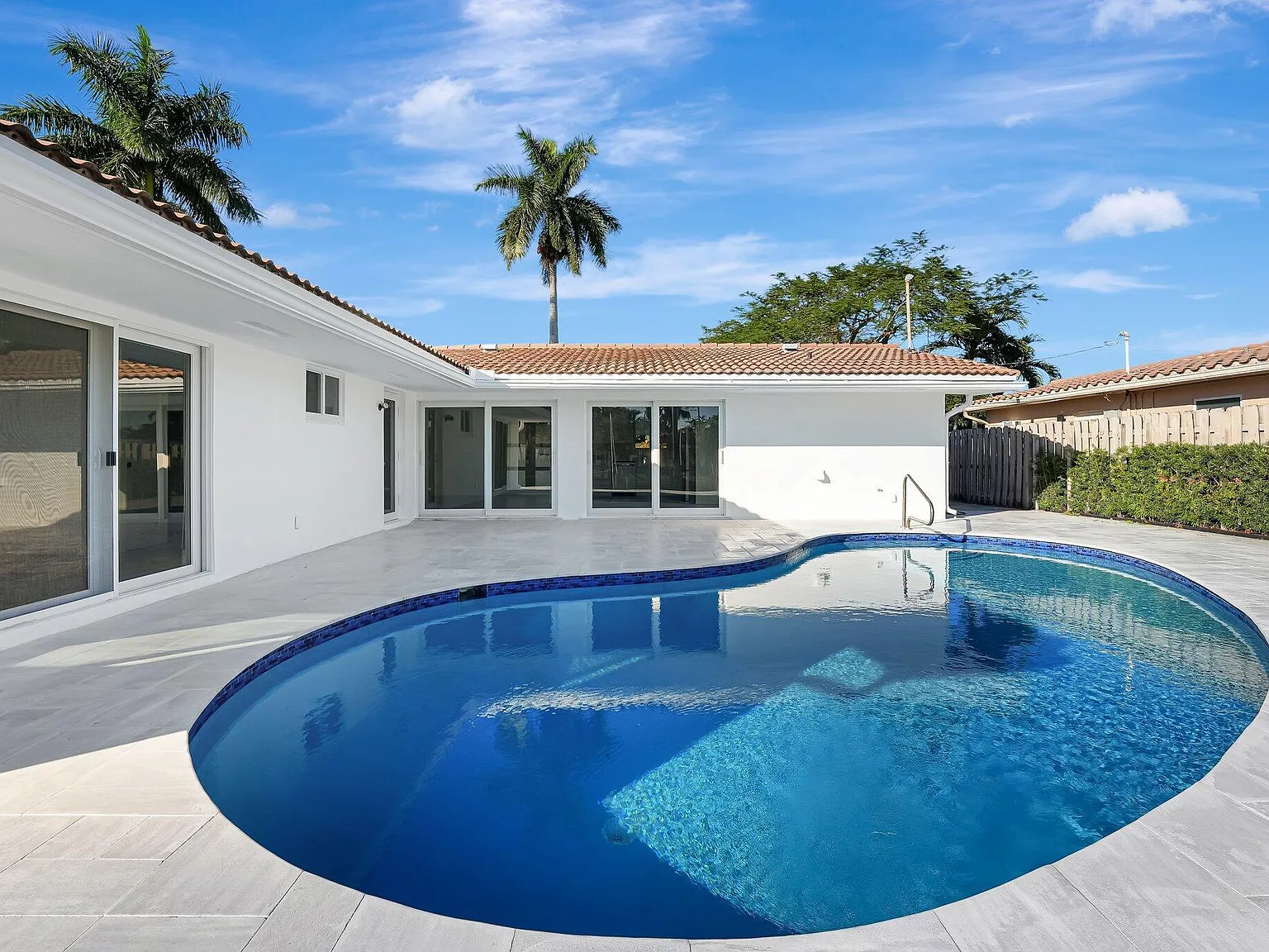 3 bed, 2.0 bath, 1907 sqft, $6,000 — Photo 3