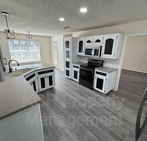 8812 Skypark Dr — Photo 5