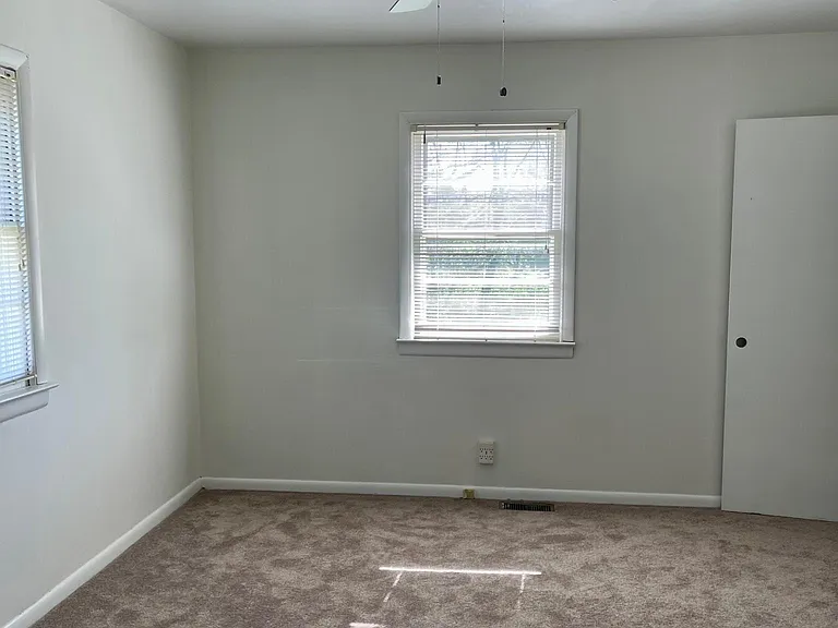 109 E Locust St — Photo 8