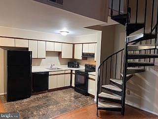 4th image of 8 Chelmsford Ct