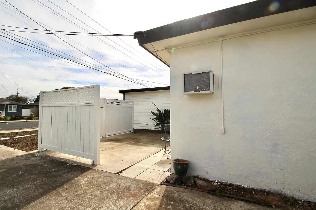 Building Photo - 555 Rincon Ave #A