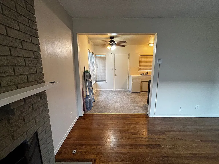 912 Genoa St — Photo 6