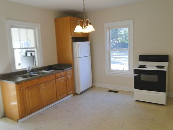 5th image of 1008B Belmont Ave