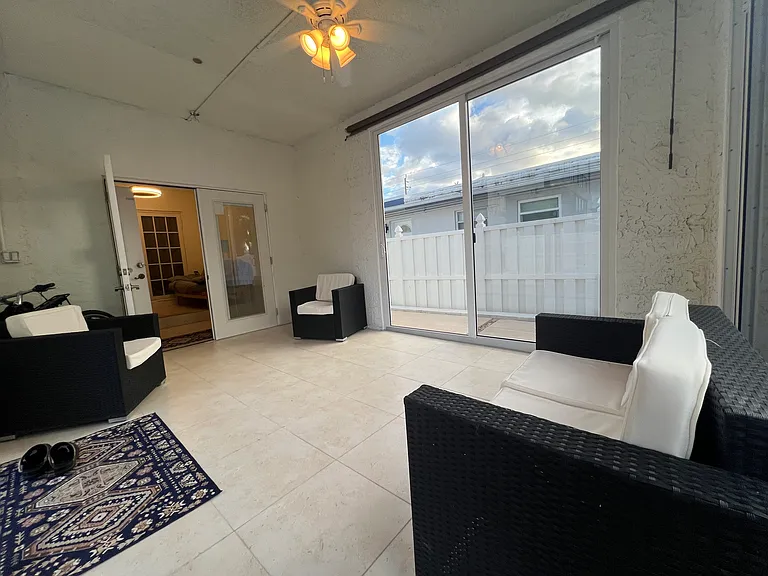 1010 Hollywood Blvd — Photo 19