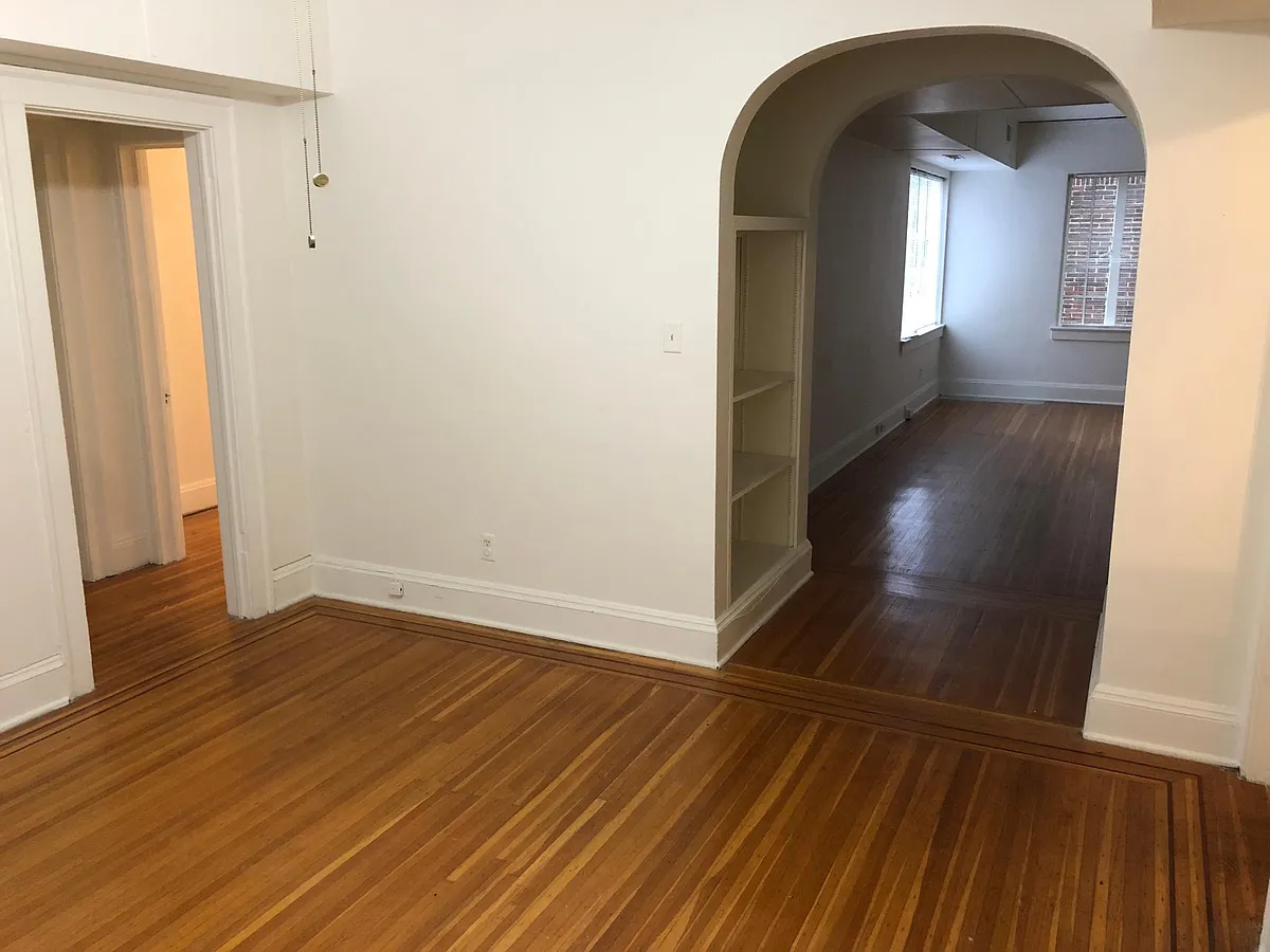 Building Photo - Baringer Manor