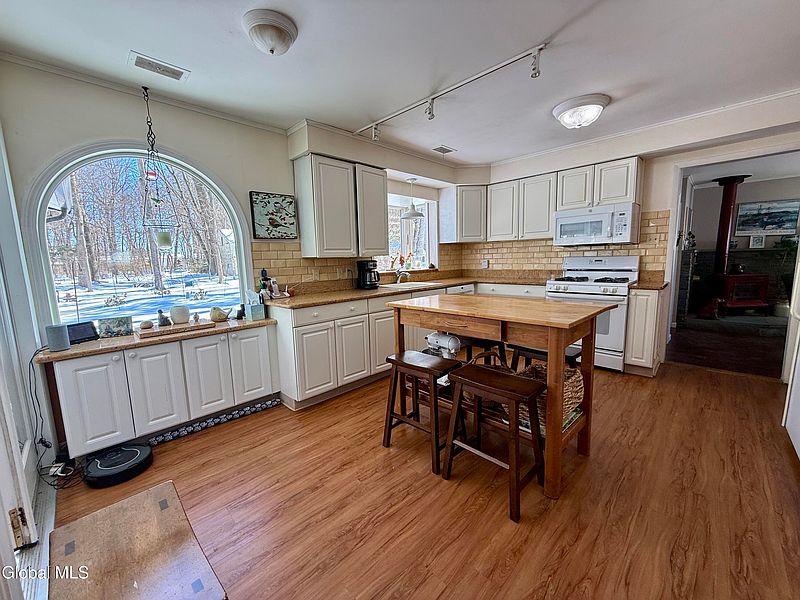 2nd image of 4 Linden Drive