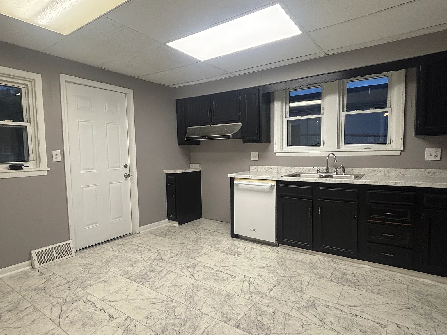 3 bed, 1914 sqft, $1,195 — Photo 2