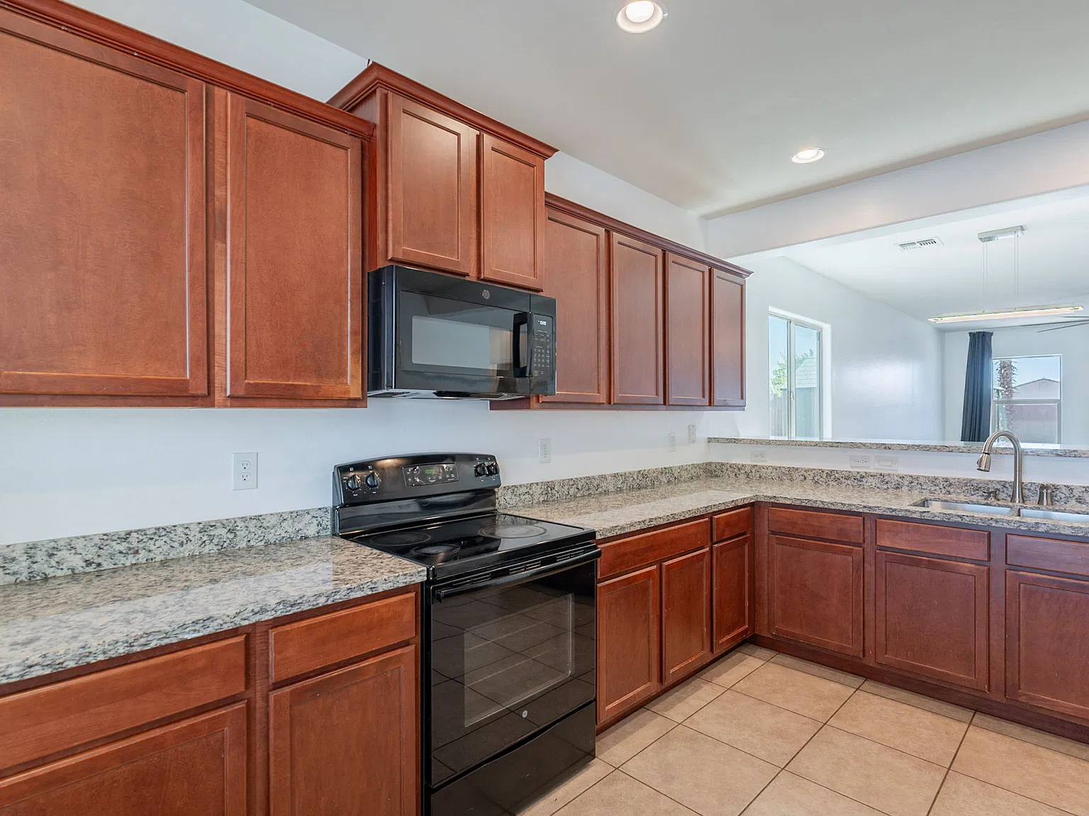 5 bed, 2.5 bath, 2587 sqft, $2,300 — Photo 3