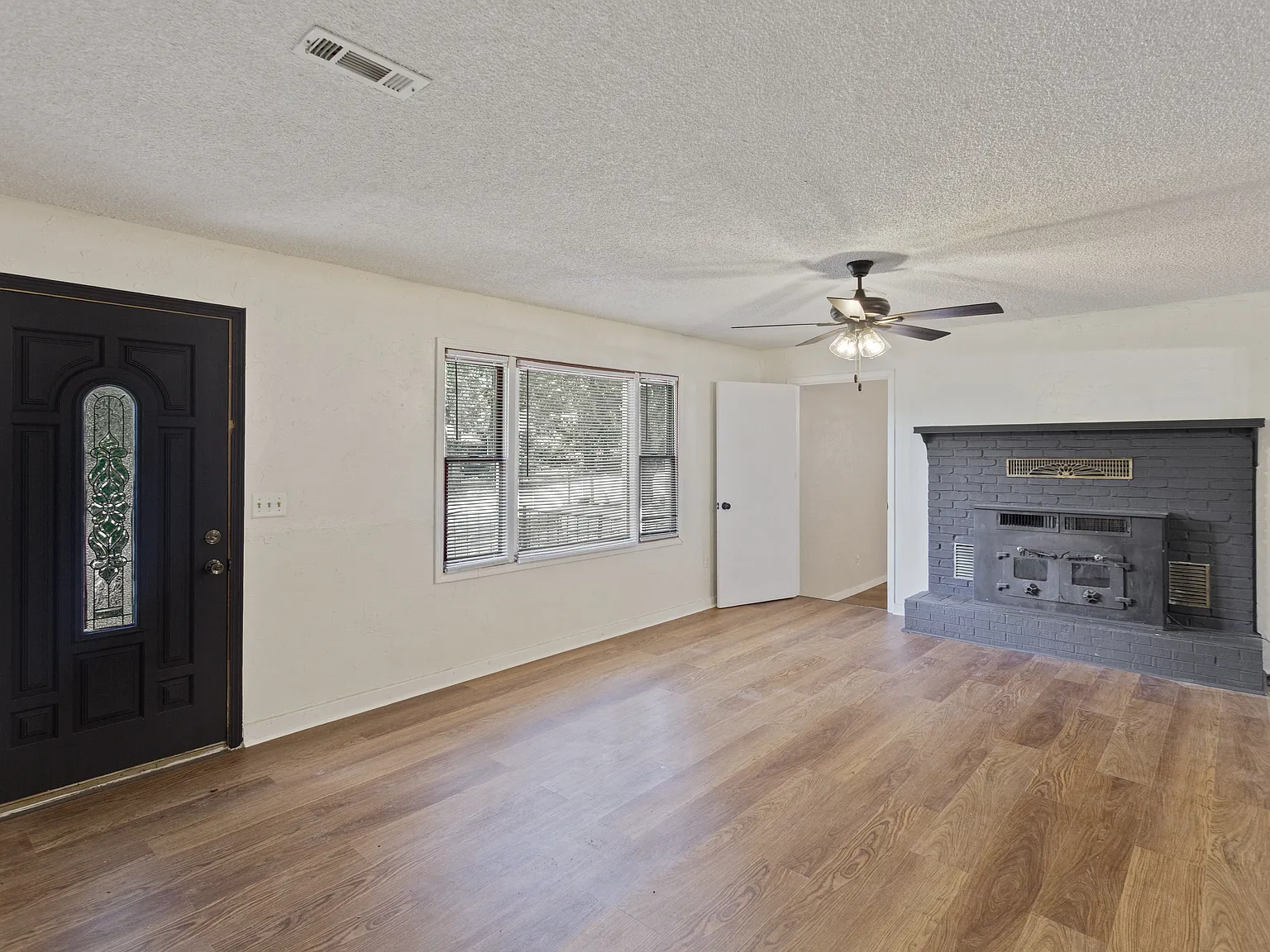 4 bed, 1920 sqft, $2,275 — Photo 2